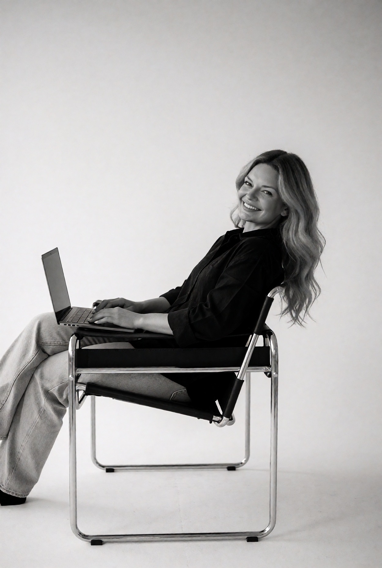 Jusane Katz em atendimento online, sentada com o notebook